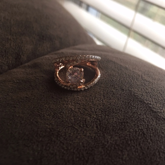 Elegant White Zirconia Fashion Ring - Picture 2 of 4